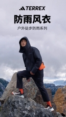 阿迪达斯冲锋衣